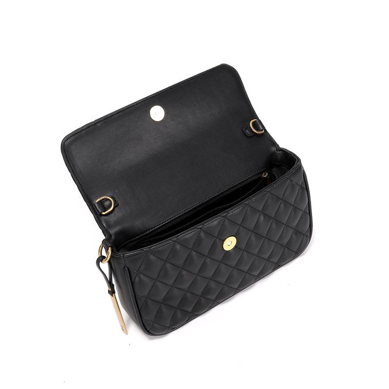 Bolsa Matelassê Soft Preta Alça Transversal Corrente -