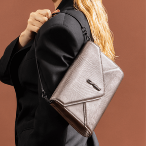 Bolsa Clutch Envelope Metalizada Dourada Alça De Mão -