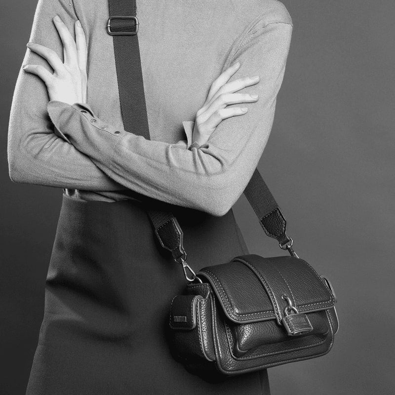 Bolsa Pequena Floater Preta Alça Transversal -
