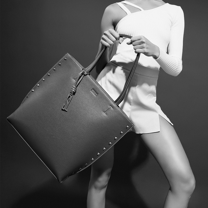 Bolsa Shopper Floater Preta Tachas Alça De Ombro -